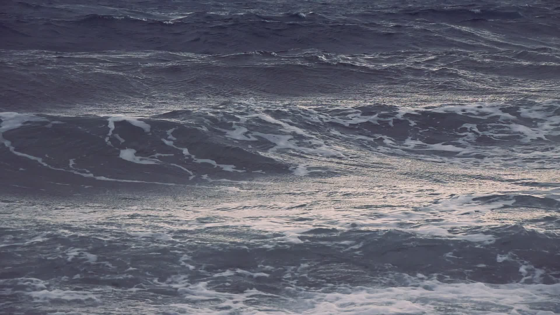 dramatic ocean waves in slow motion 37259189