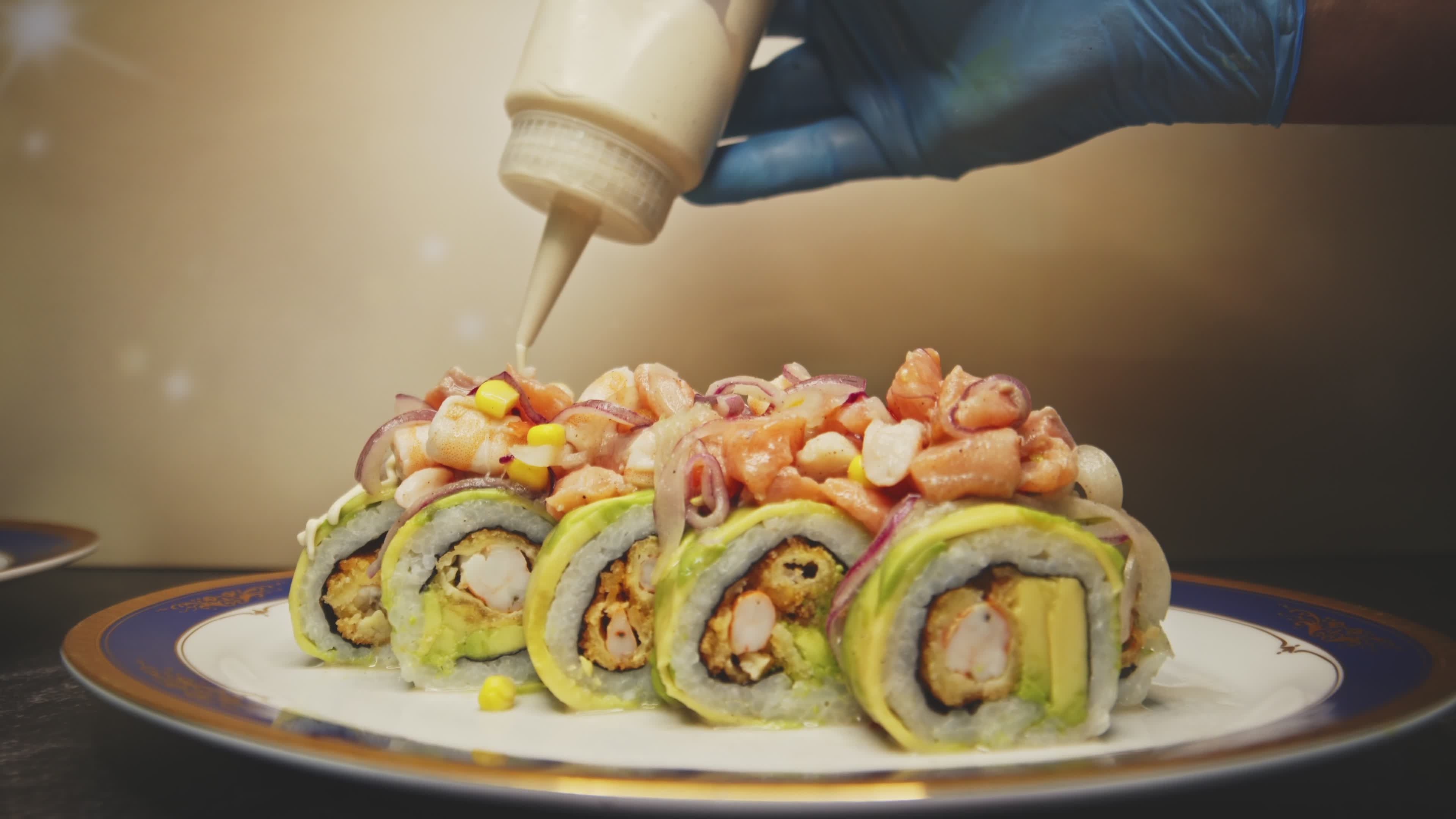 Rollo De Sushi Gourmet Con Salsa Cremosa · Vídeo de stock gratuito