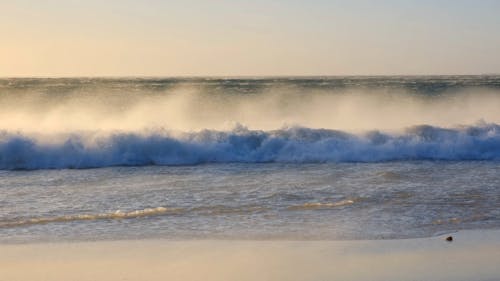 Gelombang Kuat Menghancurkan Pantai Dalam Cuaca Badai