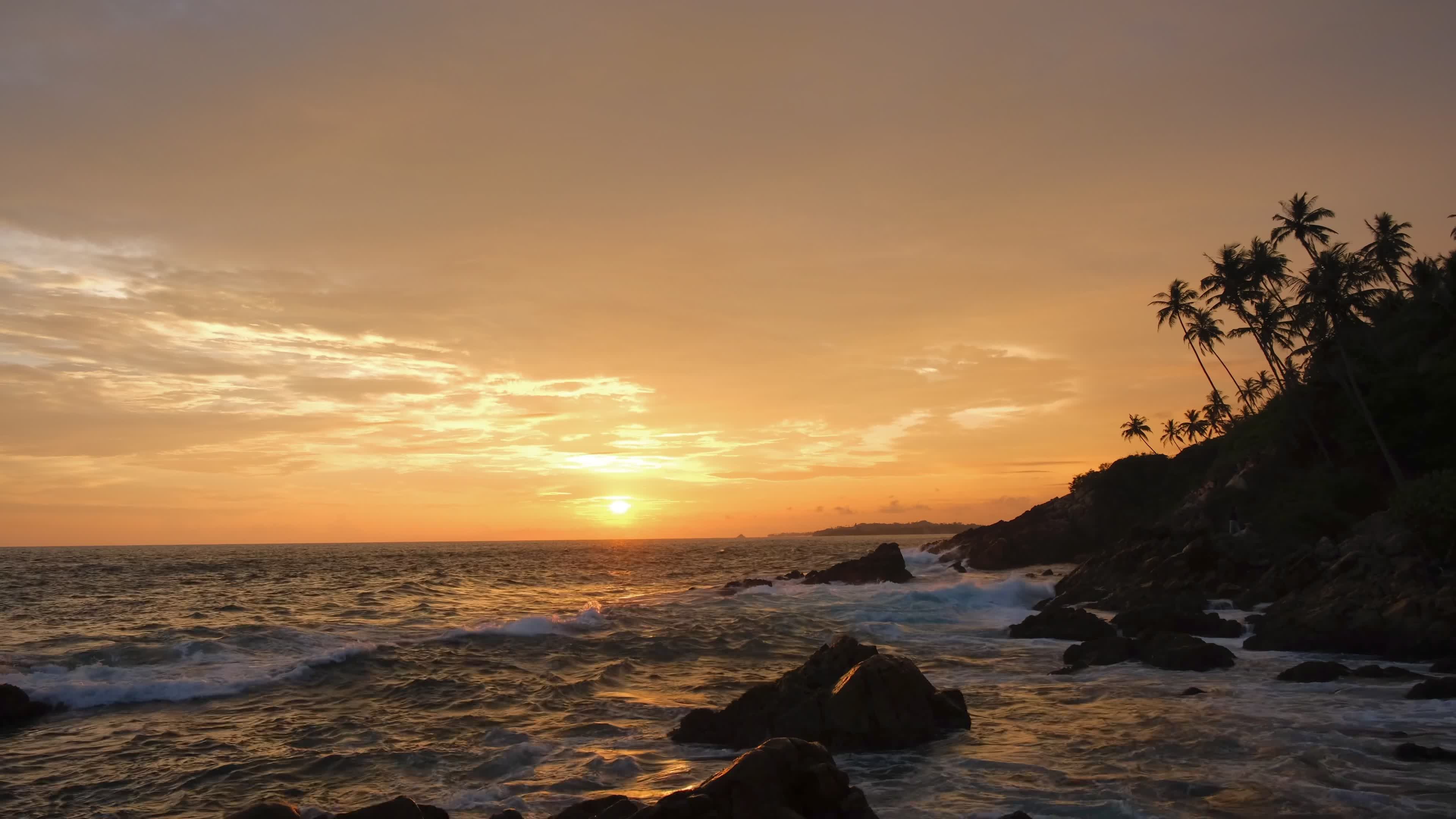 Atemberaubender Tropischer Sonnenuntergang Am Strand über Felsiger ...