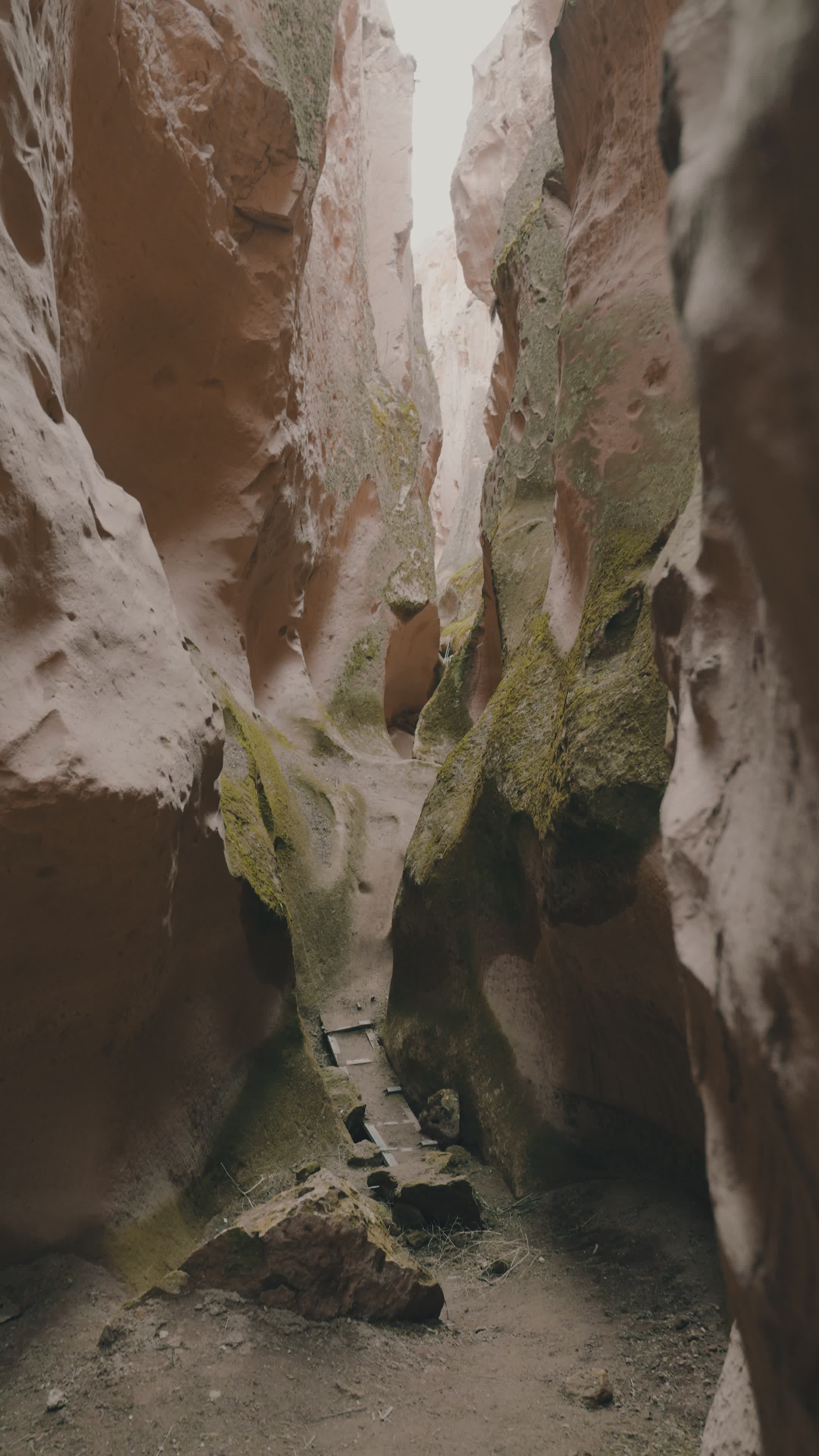 Explorando Un Estrecho Paso Rocoso En Un Cañón · Vídeo de stock gratuito