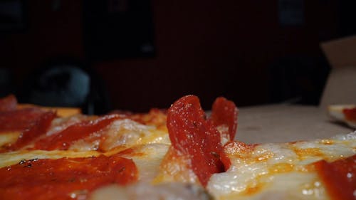 Close Up Footage Seseorang Mendapatkan Pizza