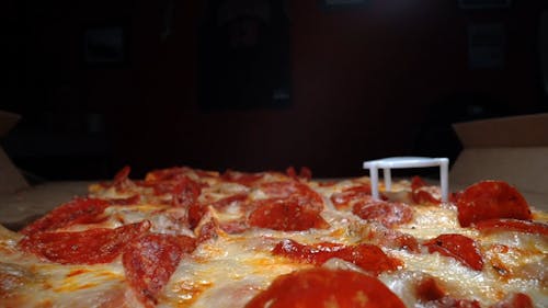 Close Up Cuplikan Seseorang Yang Sedang Memakan Sepotong Pizza