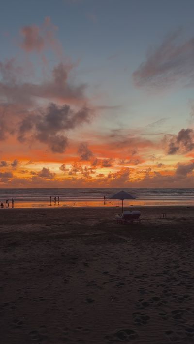 Tomi Saputra's ocean waves sunset video