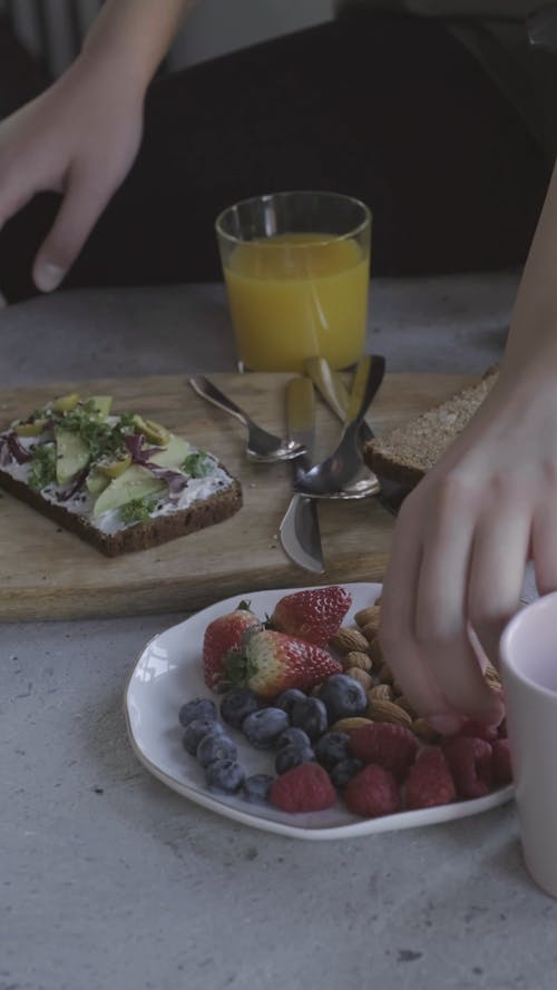 Essen Sie Frische Früchte Und Nüsse Für Einen Gesunden Snack