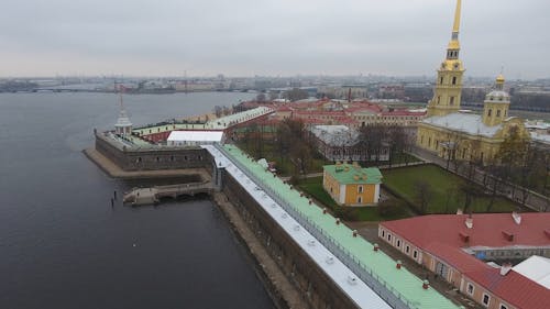 俄罗斯涅瓦河旁边的教堂地面的无人机画面