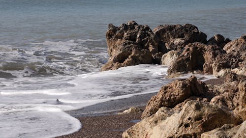 Ombak Di Pantai Menghantam Batuan