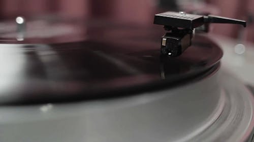 轉盤播放器的針頭用於製作黑膠唱片中的音樂