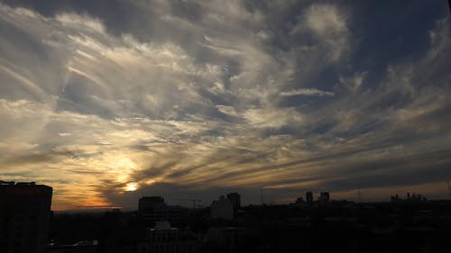 Vídeo De Lapso De Tempo De Um Pôr Do Sol Fora De Uma Cidade