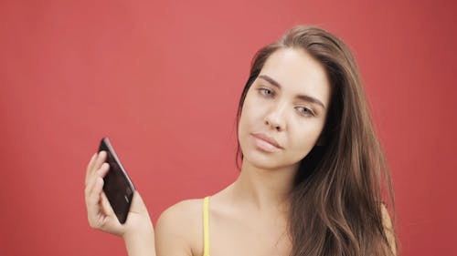 Een Vrouw Draait Haar Mobiele Telefoon Rusteloos Door Haar Vingers