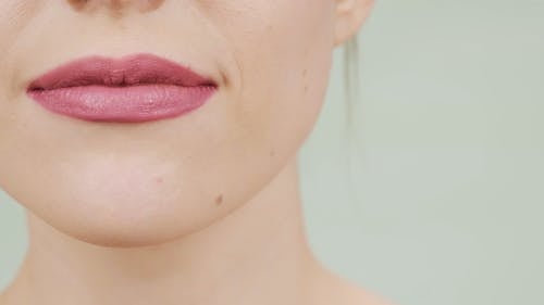 Wanita Dengan Lipstik Merah Muda