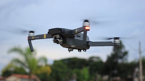 Vollaufnahme Und Nahaufnahme Einer Fliegenden Drohnenmaschine