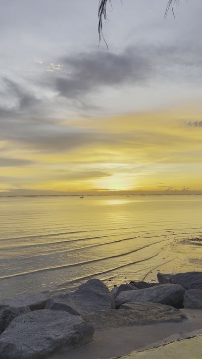 Mew wy.'s ocean waves sunset video