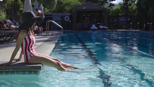 Медленное движение женщины, сидящей в бассейне