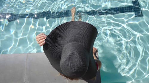 Vue De Dessus Des Images D'une Femme Assise Dans La Piscine