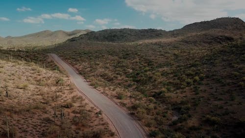 Veicoli Che Viaggiano Su Strada Ruvida Tra Le Colline