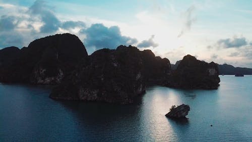 Boote Bringen Touristen Zu Den Natürlichen Bergfelseninseln über Dem Meer