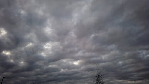 Vídeo De Um Céu Escuro E Nublado No Modo Timelapse