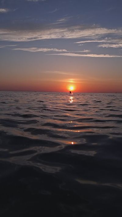 Lê Thắng's ocean waves sunset video