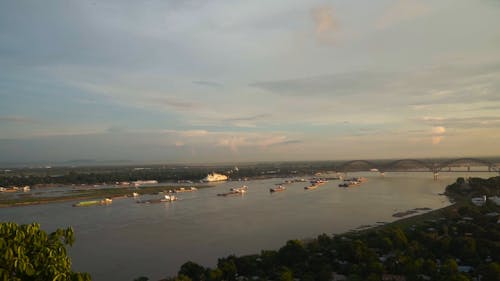 Hoge Hoekbeelden Van Het Meer En De Stad