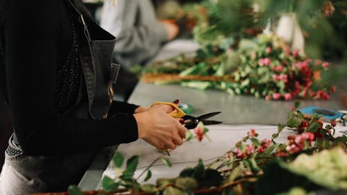 Uma Florista Usando Arames Para Fazer Um Arranjo De Flores