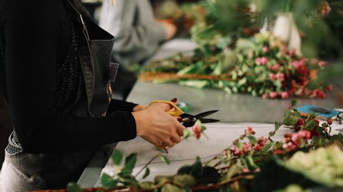 Een Bloemist Met Behulp Van Draden Om Een Bloemstuk Te Maken