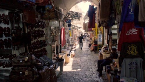 Eine Einkaufsstraße In Einer Gasse Von Jerusalem Voller Waren Und Waren Zum Verkauf