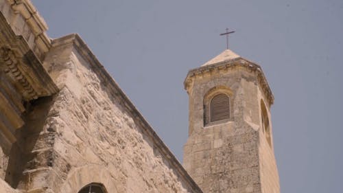 Kilise Kulesinin Düşük Açılı Görünümü