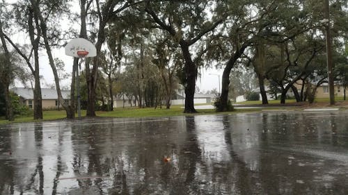 Niederschlag, Der Einen Basketballplatz Verursacht, Um Wasserrückstände Zu Halten