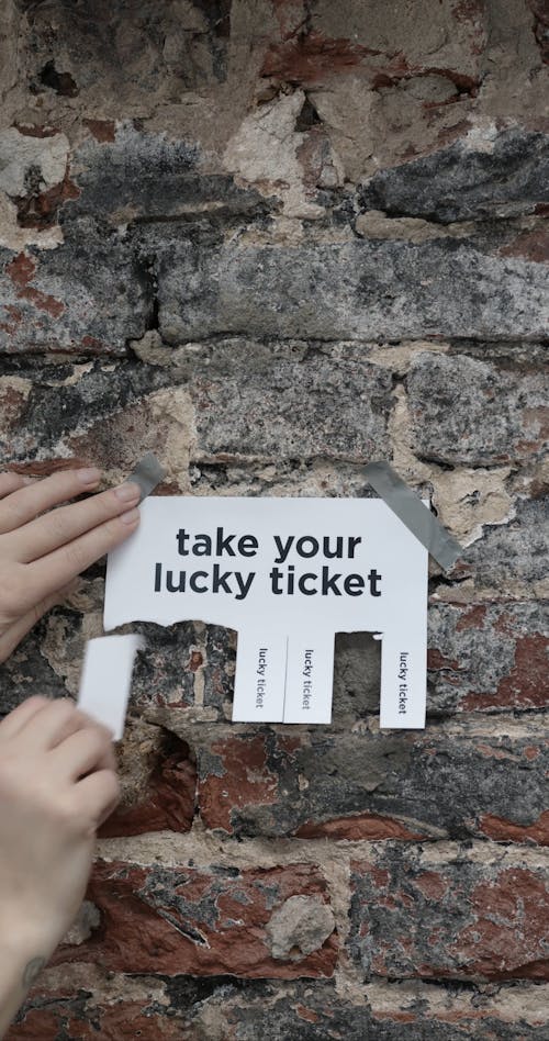 Een Aankondiging Van Een Lucky Ticket Op Een Bakstenen Muur