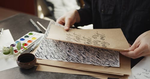 Messages Manuscrits Sous Forme De Calligraphie