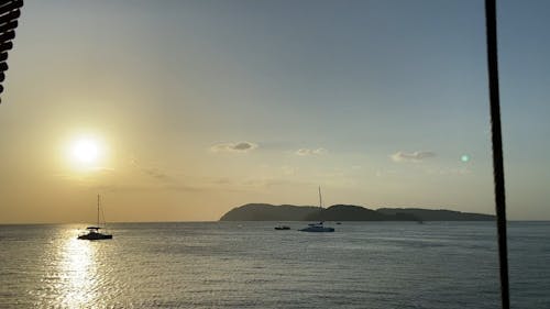 海和日落船的画面