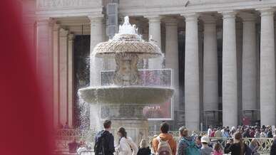fountain at vatican city s st peter s square