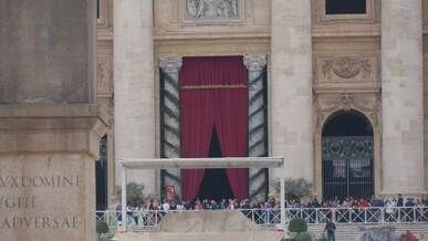 vatican city crowd gathered at st peter s square
