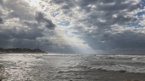 Awan Badai Di Atas Laut Yang Kasar