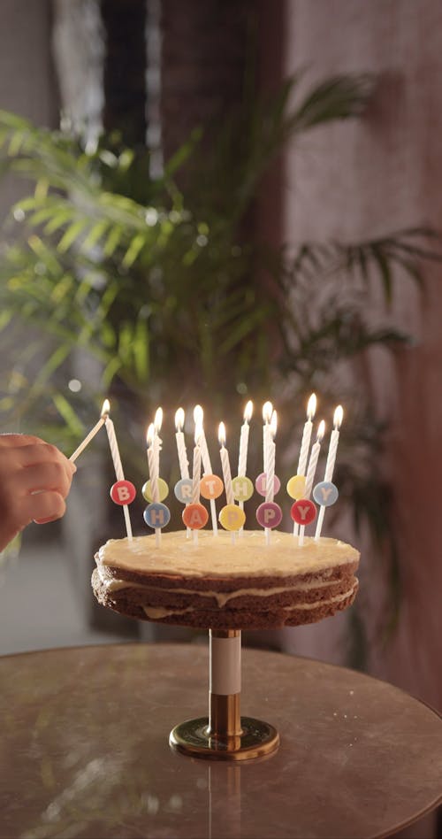 Het Aansteken Van De Kaarsen Van Een Verjaardagstaart