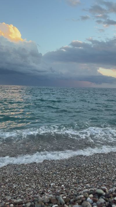 Yuliya Galagan's ocean waves sunset video