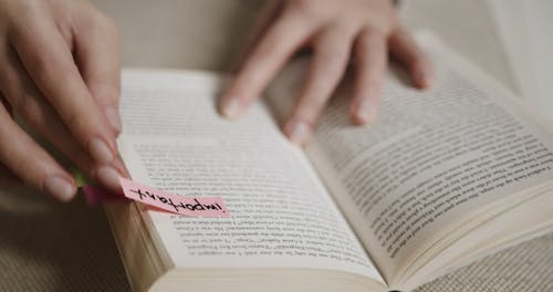 Stick De Papel Usado Como Marcadores De Página Em Um Livro