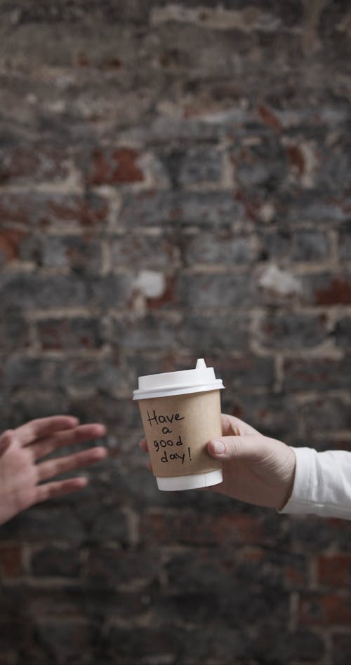 將一杯熱咖啡傳遞給另一個人