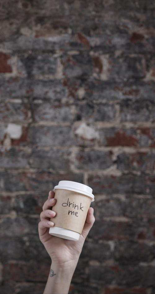 lever Une Tasse De Caf Jetable Avec Des Mots crits Sur Le C t lever-une-tasse-de-caf-jetable-avec-des-mots-crits-sur-le-c-t