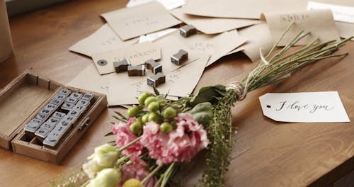 Tagging A Bouquet Of Flower With  Message Card