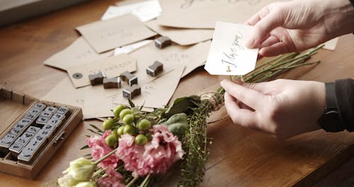 Tagging A Bouquet Of Flower With "I Love You"  Message Card