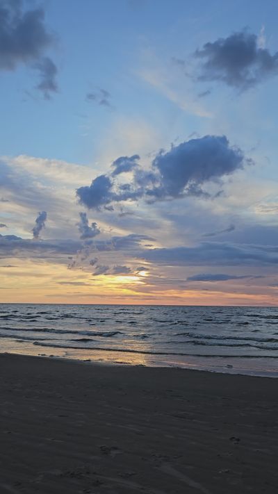 Endīne Bērziņa's ocean waves sunset video