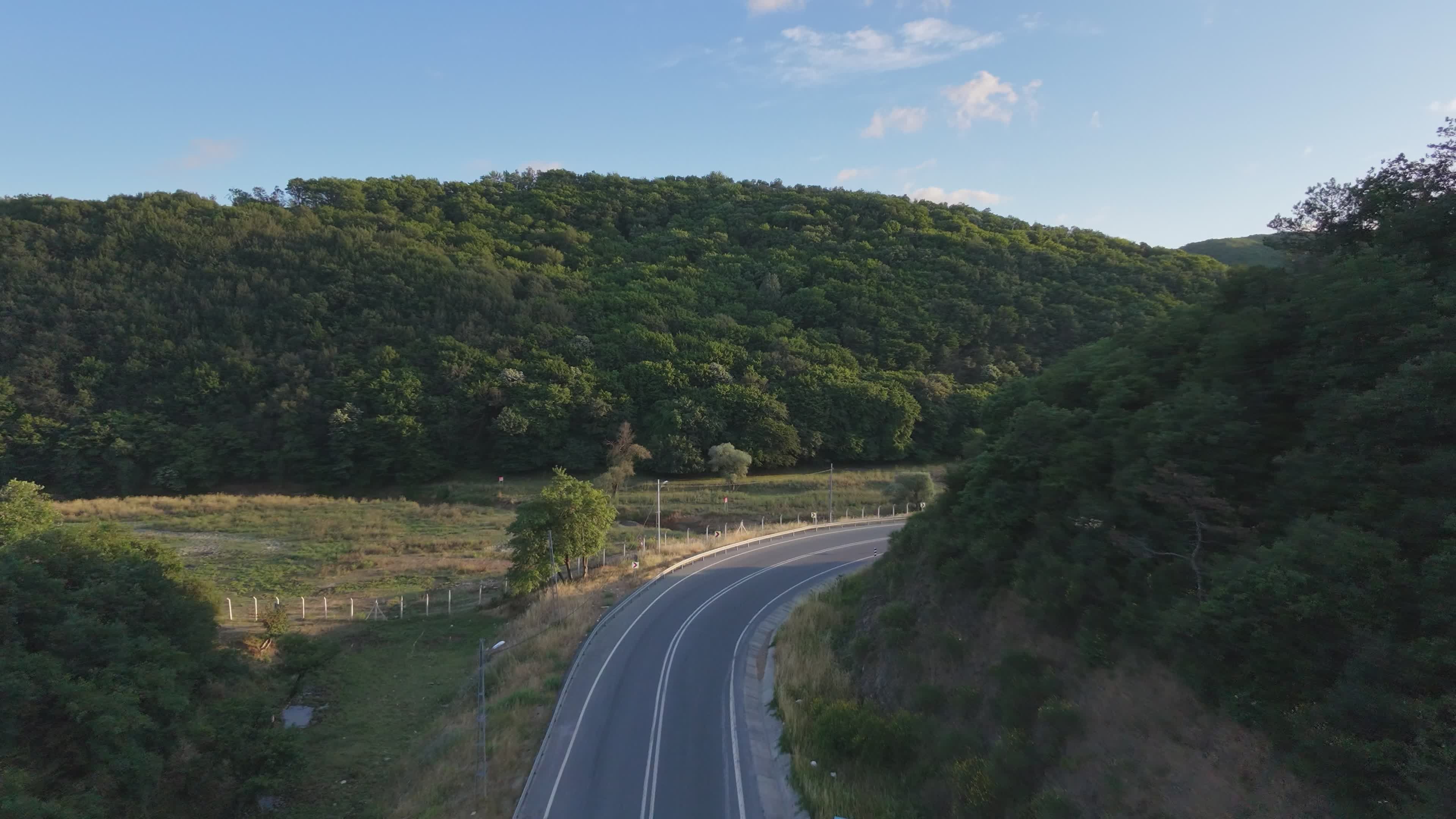 Vista Aérea Panorâmica De Uma Estrada Rural Serena. · Vídeo ...