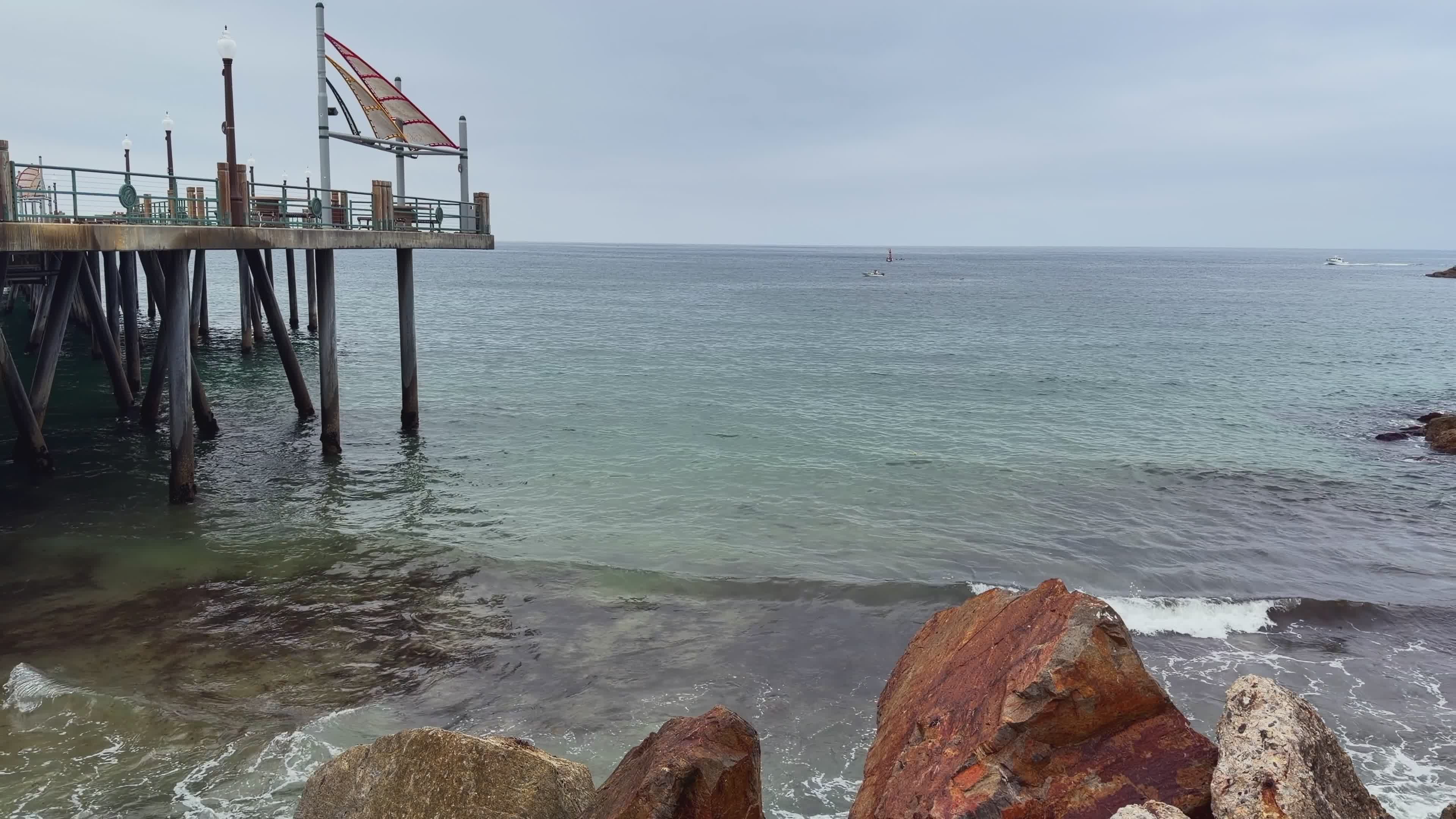 Molo Panoramico Sul Lungomare In Un Pomeriggio Nuvoloso · Video gratuito