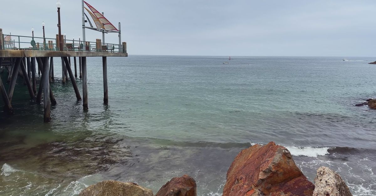 Molo Panoramico Sul Lungomare In Un Pomeriggio Nuvoloso · Video gratuito