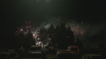村口放烟花视频素材视频素材