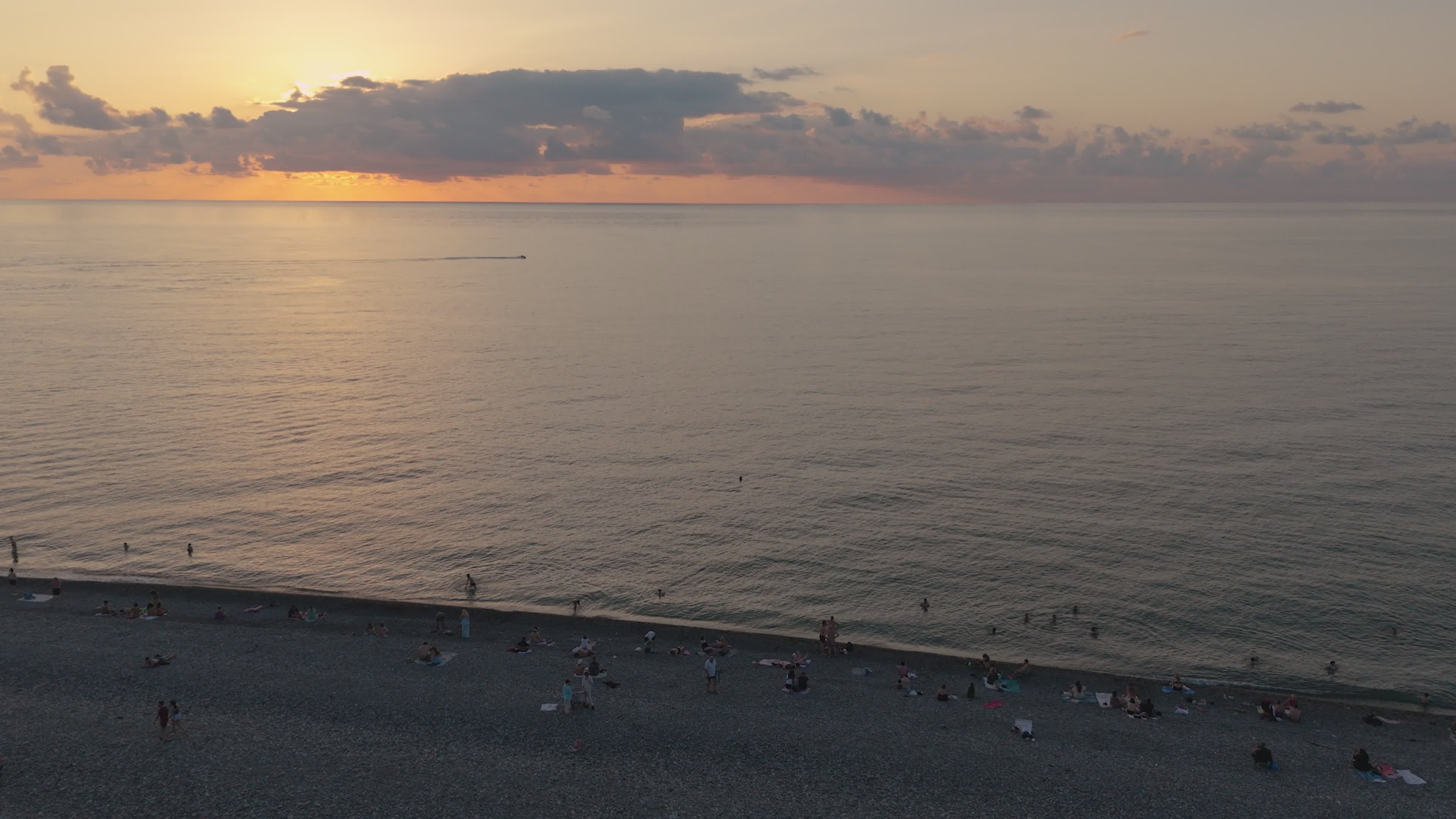 coucher-de-soleil-paisible-sur-une-plage-sereine-vid-o-gratuite