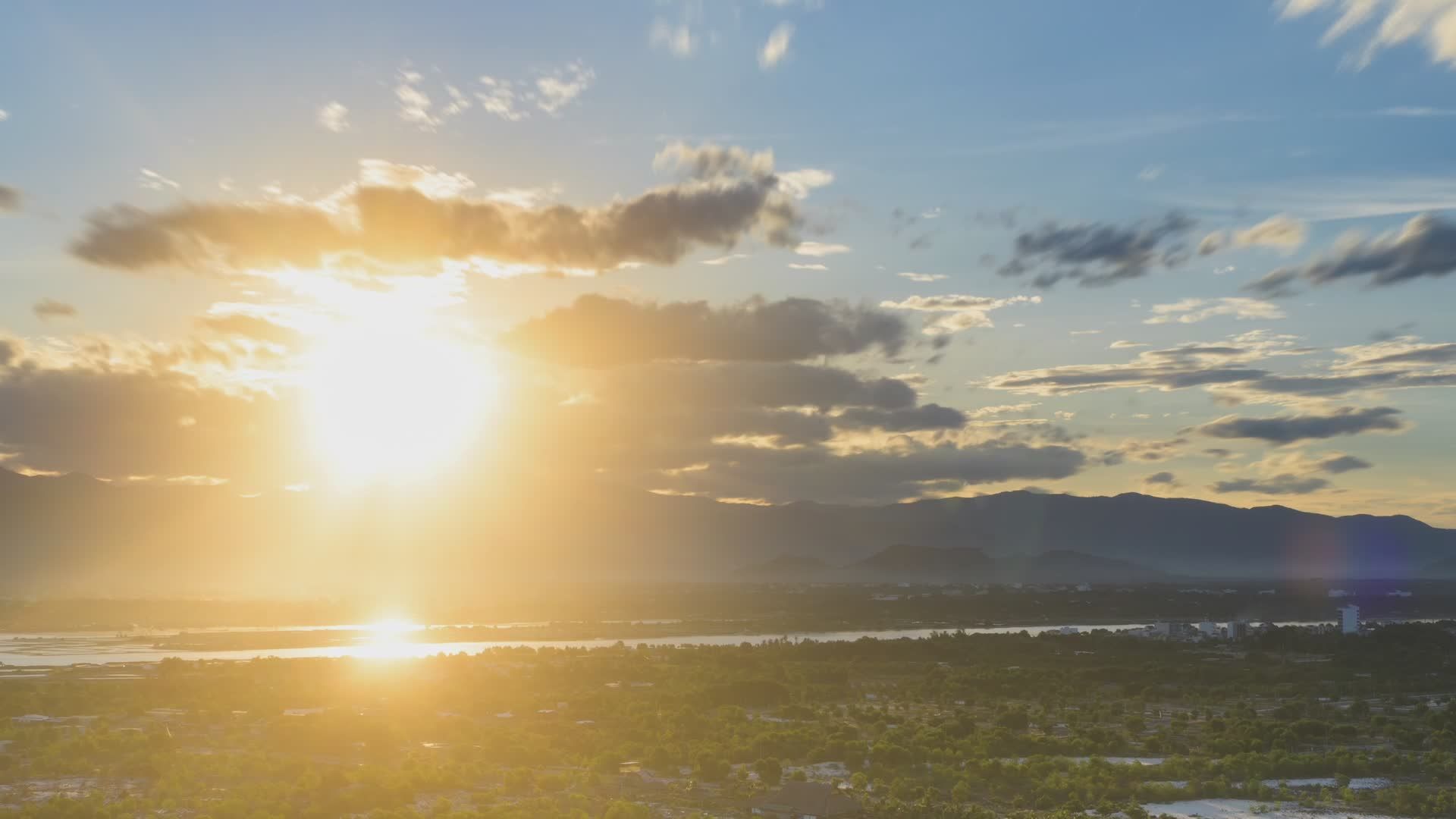 coucher-de-soleil-poustouflant-sur-la-ville-en-acc-l-r-vid-o-gratuite