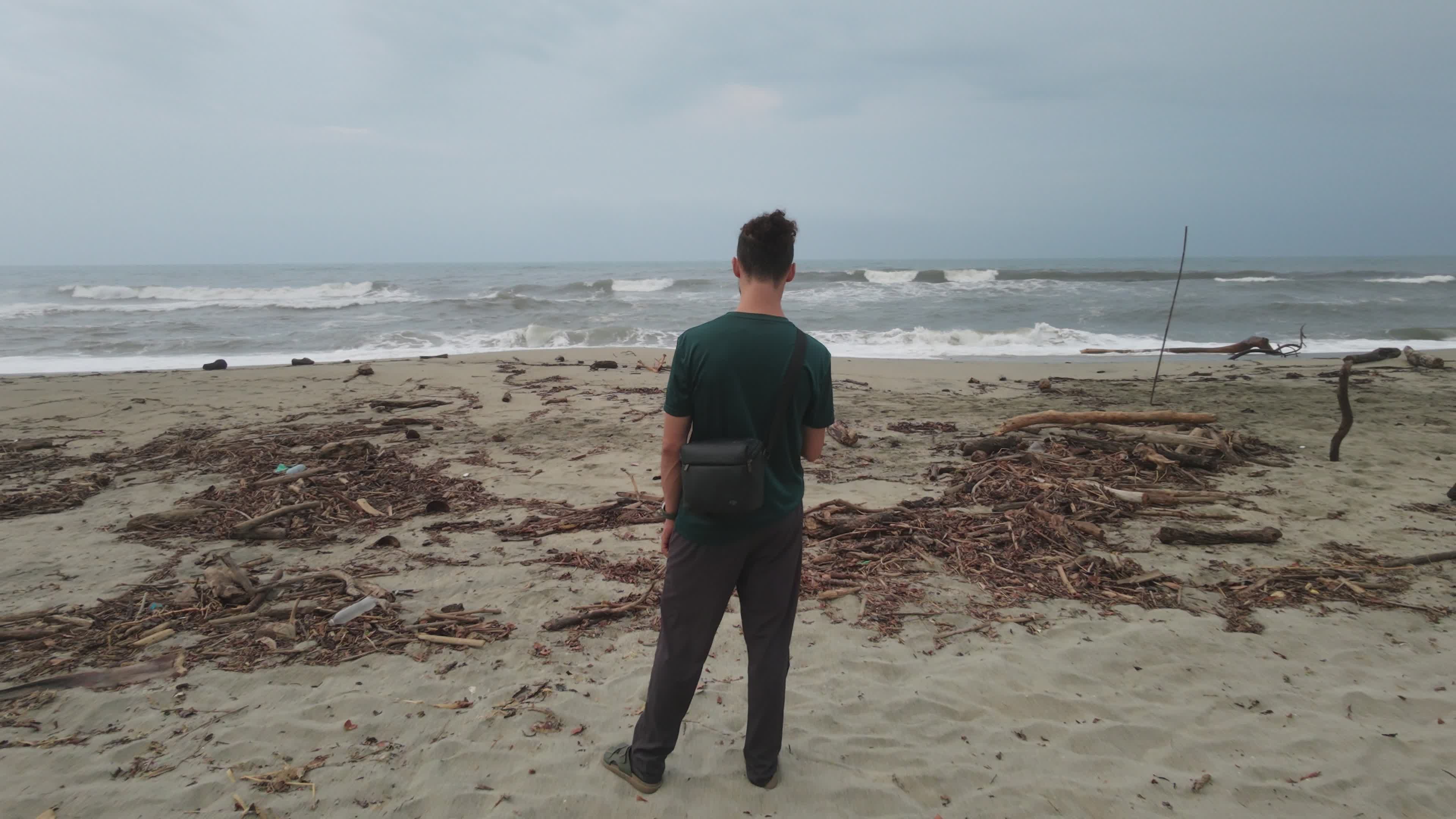 Mann Steht Am Strand Und Blickt Aufs Meer · Kostenloses Stock-Video